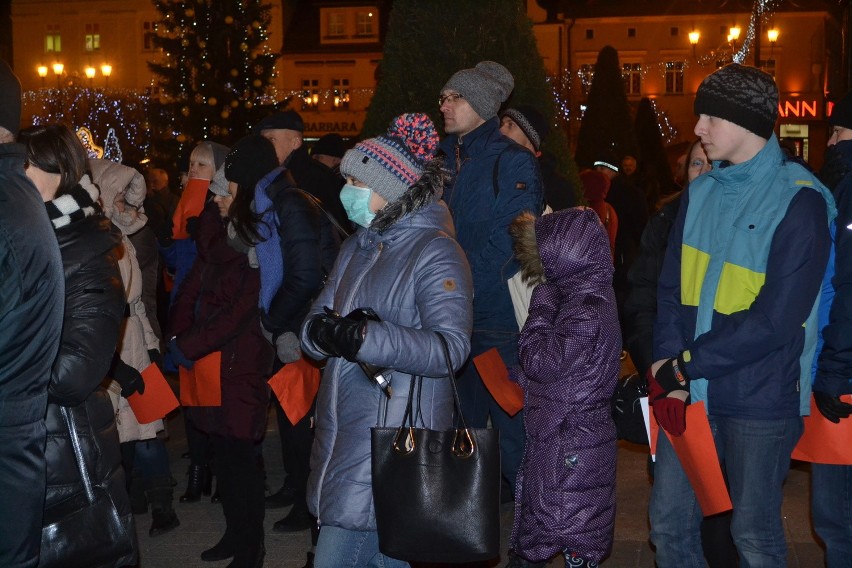 Kilkaset osób protestowało na rybnickim rynku - był też prezydent i radni [ZDJĘCIA I FILM]