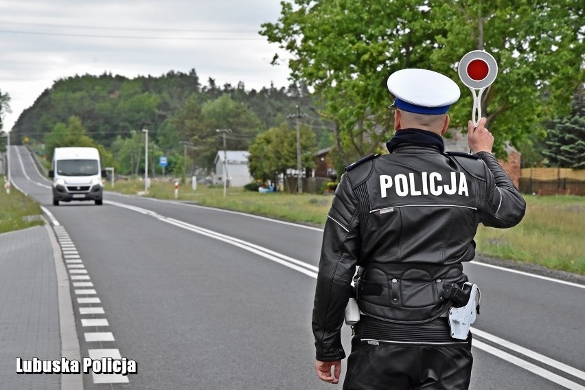 Policjanci z drogówki wsiadają na motocykle i ruszają w patrol 