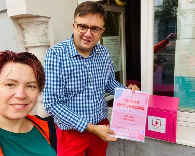 Przy wejściu do jadłodzielniprzy ulicy Gdańskiej 79, prowadzonej przez Ireneusza Nitkiewicza, pojawiła się tajemnicza różowa skrzynka. Do czego ma służyć i co się w niej znajdzie? Sprawdźcie. Więcej zdjęć i informacji >>>