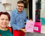 Różowa Skrzyneczka pojawiła się przy jadłodzielni na ulicy Gdańskiej 79 w Bydgoszczy. Co w niej znajdziemy i do czego służy?