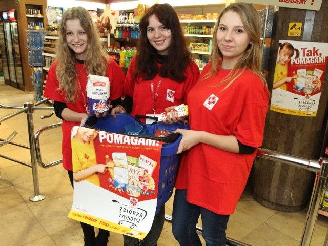 Wolontariuszki Caritasu Karolina Tracz, Sylwia Gierak i Dominika Piwowarska podczas zbiórki żywności w Delikatesach na kieleckim Rynku.
