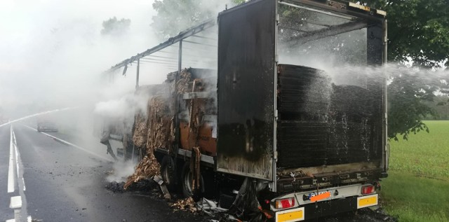 Do dwóch bardzo groźnych zdarzeń doszło w sobotę, 12 czerwca, na drodze krajowej nr 92. Zdarzenia miały miejsce na odcinku między Torzymiem, a Świebodzinem. Najpierw na około 18 km tej drogi ciężarówka wypadła z drogi i uderzyła w przydrożne drzewa. Choć wszystko wyglądało bardzo groźnie i siła uderzenia była duża, to na szczęście obyło się jedynie na stratach materialnych. Nikt w tym zdarzeniu nie ucierpiał. Później na tej samej drodze, ale kilometr dalej, doszło do pożaru naczepy innej ciężarówki. W tym przypadku kierowca zachował zimną krew i w porę odłączył ciągnik od naczepy. Dzięki temu mocno ograniczono straty materialne. Naczepa przewoziła kartonowe opakowania, dlatego ogień błyskawicznie się rozprzestrzeniał. - W akcji brało udział pięć zastępów, w tym dwa zastępy państwowej straży pożarnej i trzy zastępy ochotniczej straży pożarnej. W tej chwili oczekujemy na ładowarkę, która będzie usuwać kartony z drogi - mówi bryg. Krzysztof Konopki z Komendy Powiatowej Państwowej Straży Pożarnej w Sulęcinie. Utrudnienia na drodze krajowej nr 92 mogą potrwać do godziny 21. Wideo: Tragiczny wypadek między Górzycą a Żabicami. Nie życie trzech nastolatków