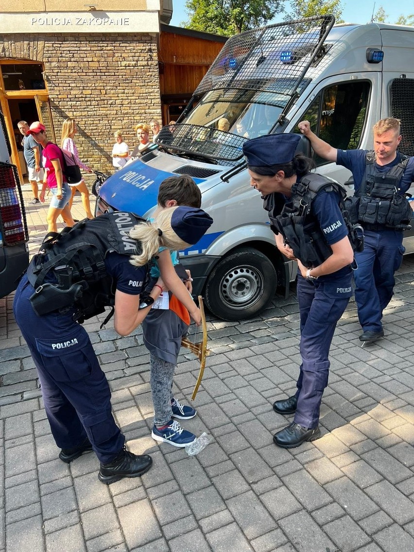 Zakopane. Policja odnalazła zaginionego 9-latka. Był na Krupówkach. Służby wyjaśniają, co się stało. Chłopcu pomogli bezdomni?