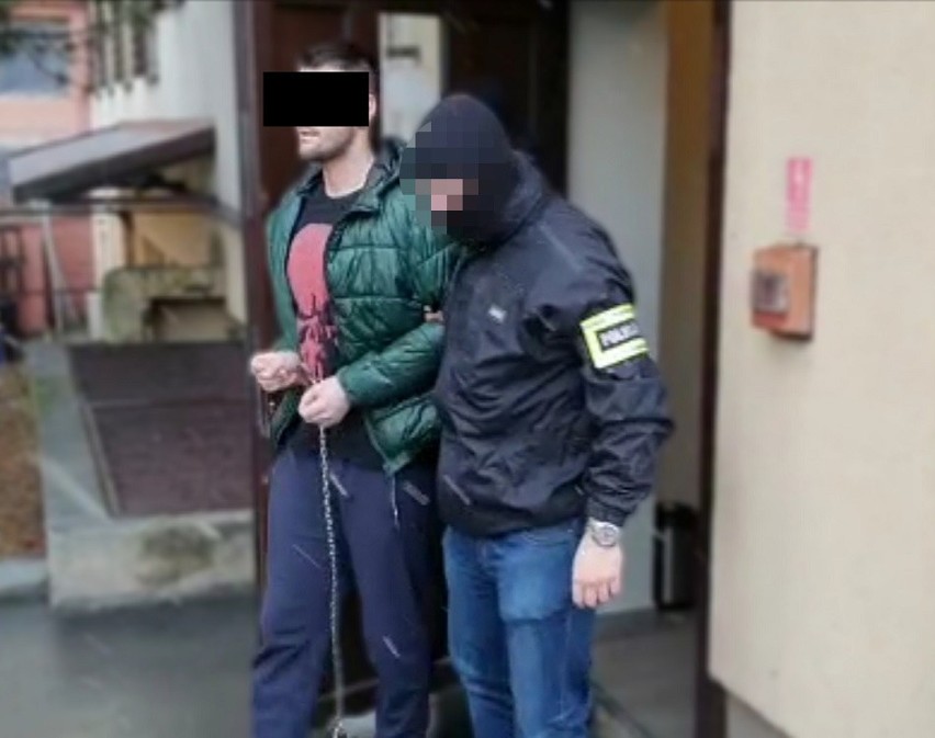 Sterroryzowali pracownika stacji LPG i ukradli ponad 3 tys. złotych