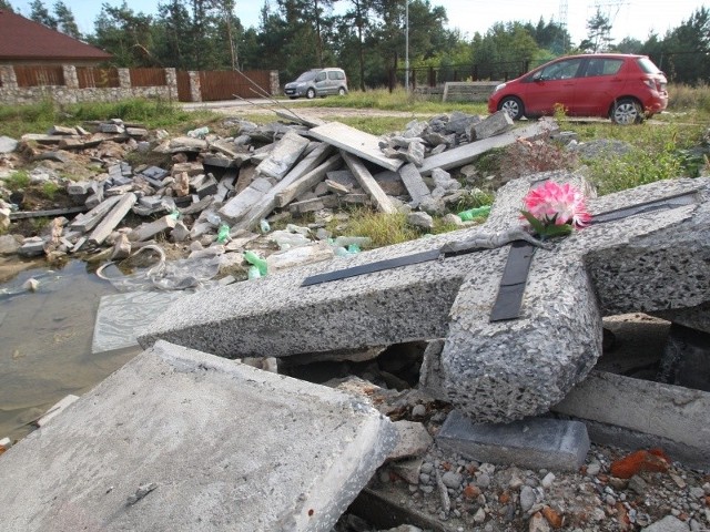 - Pracownicy zakładu starannie sprawdzają, żeby na składowisko nie trafiały na przykład pasyjki (wizerunek ukrzyżowanego Chrystusa). Jeżeli było tam coś takiego to na pewno jakieś niedopatrzenie - stwierdził właściciel zakładu kamieniarskiego.