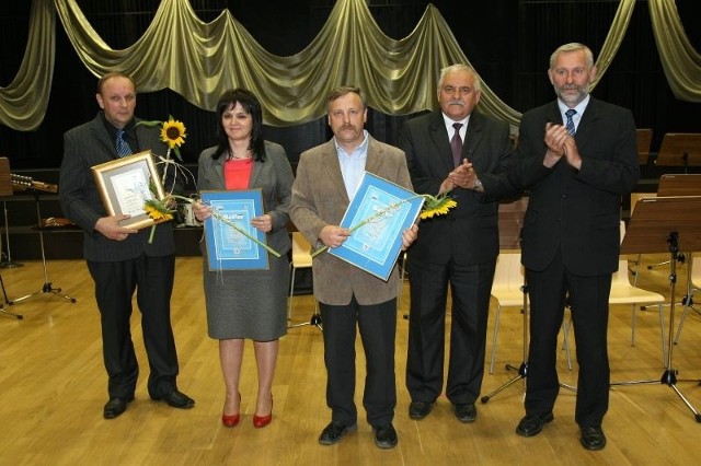 Trójka laureatów z powiatu pińczowskiego (od lewej): Adam Kocerba, Anita, Bogdan, Krzysztof Dusik oraz Marek Zatorski, zastępca burmistrza Pińczowa i Lucjan Pietrzczyk, poseł na Sejm.