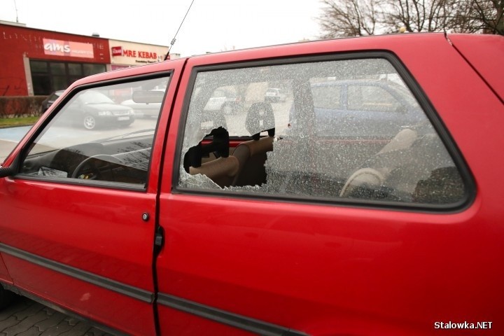 Ktoś próbował ukraść auto w Stalowej Woli? Wybite szyby, wyrwane stacyjki (ZDJĘCIA)