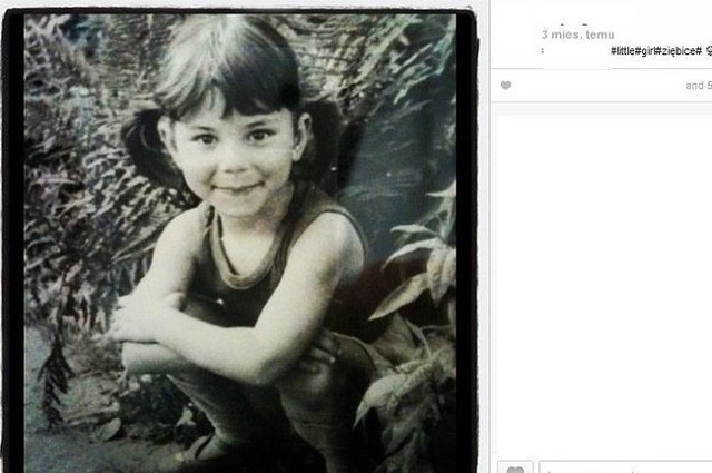 Poznajecie, która wokalistka jest na tym zdjęciu z dzieciństwa?(fot. screen z Instagram.com)