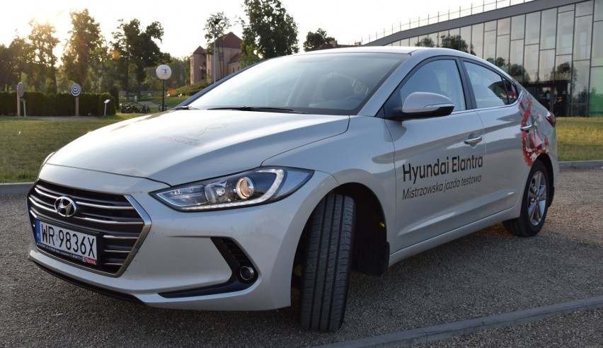 Hyundai Elantra 2018, czyli klasyczny sedan w nietuzinkowym wydaniu. Testujemy samochód z beznzynowym silnikiem 1,6 MPi w wersji Comfort