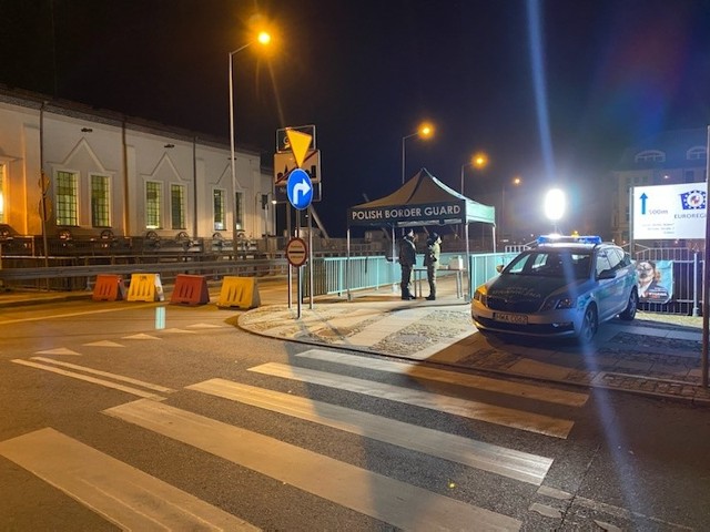 Przejście graniczne w Gubinie i Gubinku zamknięte. Mieszkańcy powiatu krośnieńskiego pracujący w Niemczech są skazani na dojazd do Świecka bądź Olszyny. I tam muszą czekać w potężnych korkach.