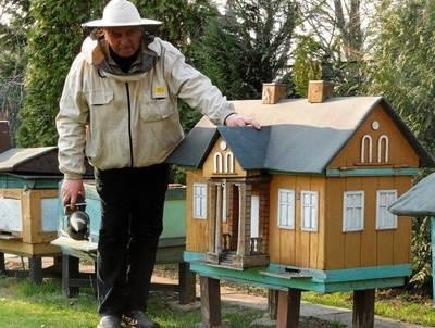 Kazimierz Marszałek sprawdza zawartość swoich uli i kondycję pszczół po długiej zimie Fot. Barbara Ciryt