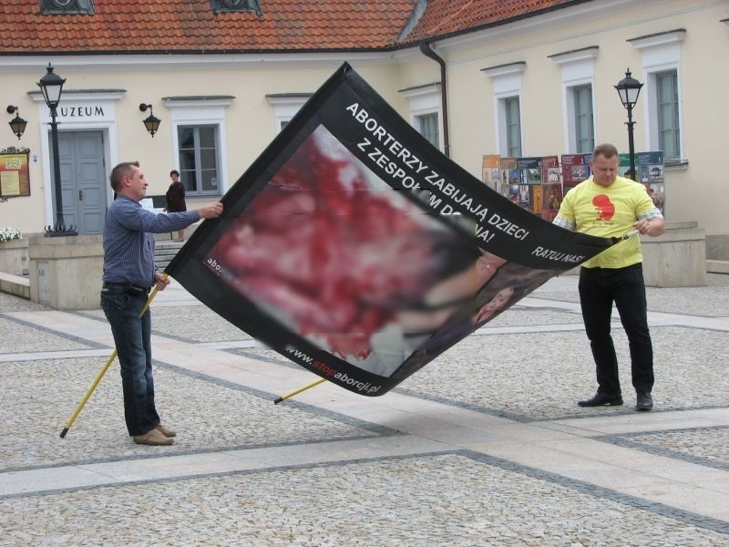 Członkowie fundacji Prawo Do Życia rozłożyli transparent na...