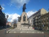 Kraków. Tak Zarząd Dróg Miasta Krakowa chce zabezpieczyć Plac Jana Matejki przed deskorolkarzami 