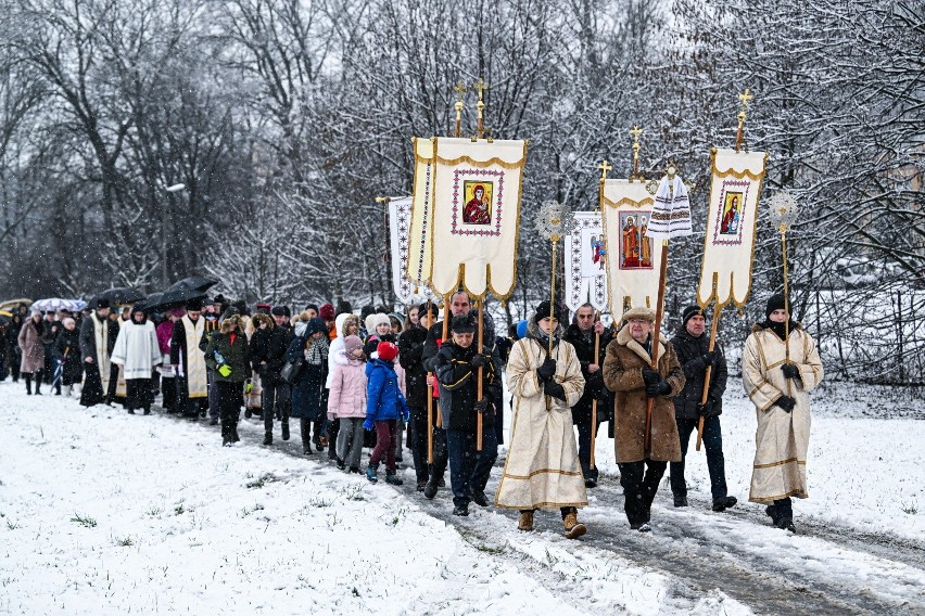 Obrzęd poświęcenia wody nad brzegiem Sanu w Przemyślu...