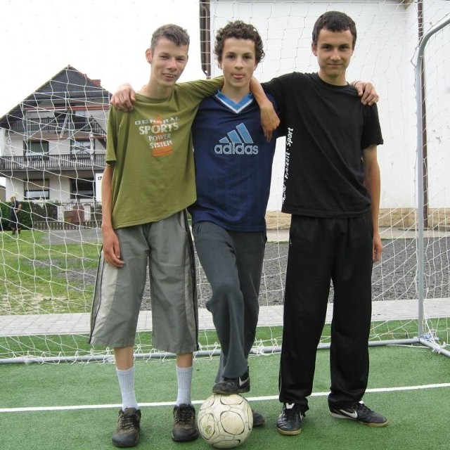Jakub Dziuba, Marek Konieczko i Mateusz Konieczko w każdej wolnej chwili przychodzą grać w piłkę na nowym boisku.