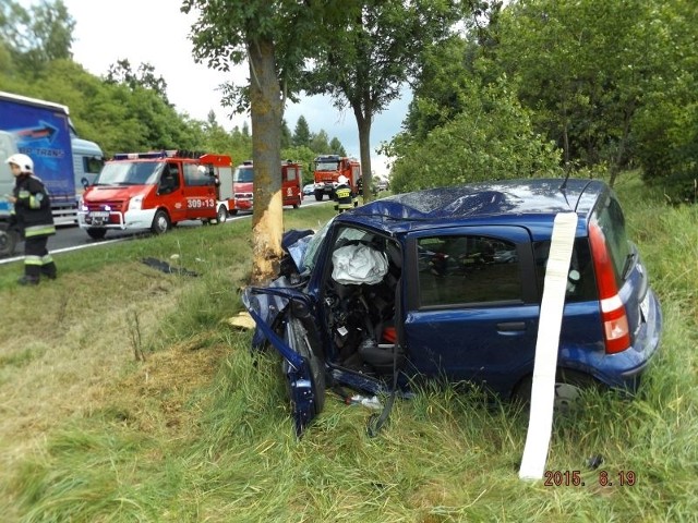 Po tym jak fiat uderzył w drzewo, do szpitala trafiły trzy osoby.