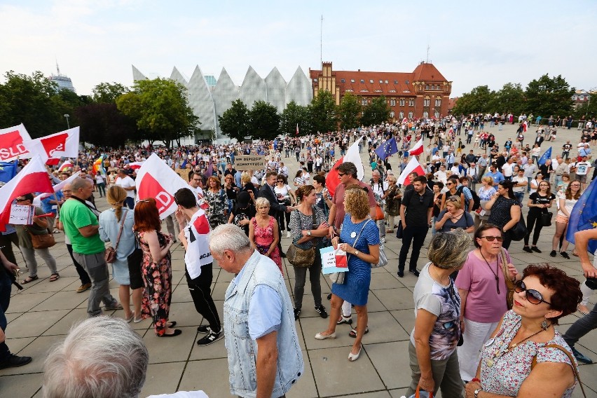 Protest na Placu Solidarności przeciwko reformie sądów. Przyszedł tłum [zdjęcia, wideo] 