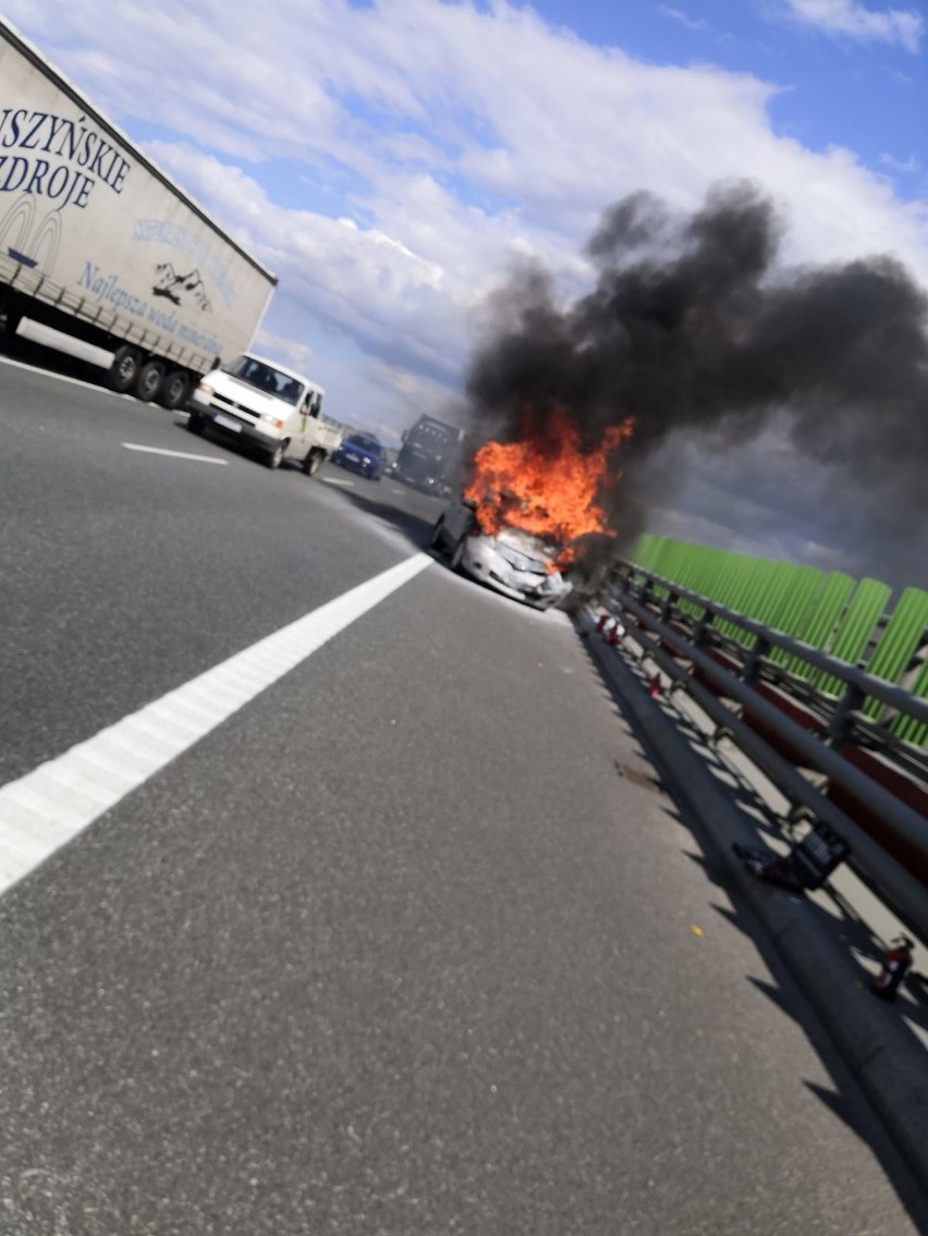 Pożar samochodu na Obwodnicy Południowej Gdańska 14.08.2019. Samochód zapalił się przed zjazdem na węzeł Lipce. Utworzyły się korki