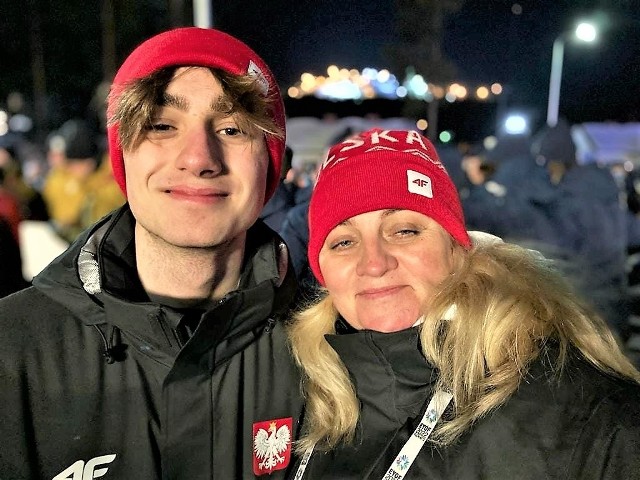 Jakub Lofek (z lewej) z mamą i trenerką jednocześnie, Ewą. Tutaj na młodzieżowych igrzyskach w Finlandii. Po ich zakończeniu były mistrzostwa świata juniorów