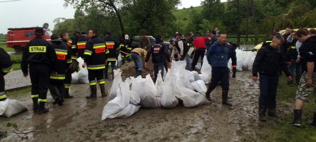 Strażacy ochotnicy pomagają mieszkańcom Hnatkowic w gminie Orły.