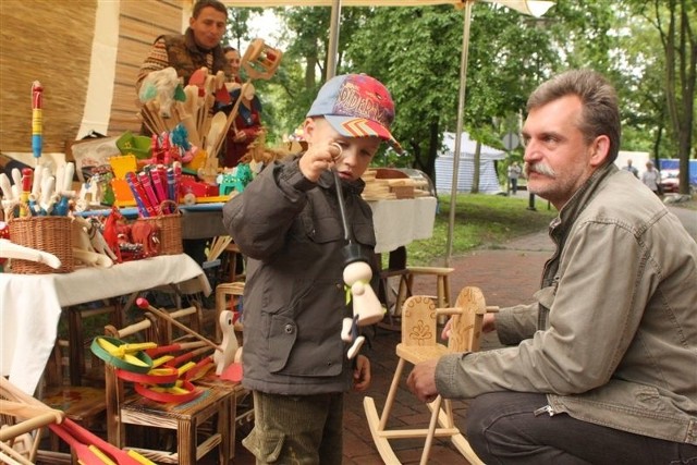 Najmłodszy Mateuszek Grzywna nabył na festynie oryginalną zabawkę.