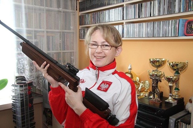 Magda Dudowicz z każdych mistrzostw przywozi puchary i medale. Kielczanka reprezentuje Polskę, strzela w pożyczonej kurtce i z pożyczonego karabinu. Sympatyczna młoda kobieta robi furorę w całym kraju, marzy o wzięciu udziału w paraolimpiadzie. 