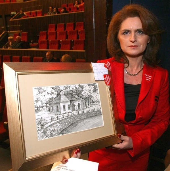 Marzena Kiebzak i upolowane przez nią na aukcji trofeum.