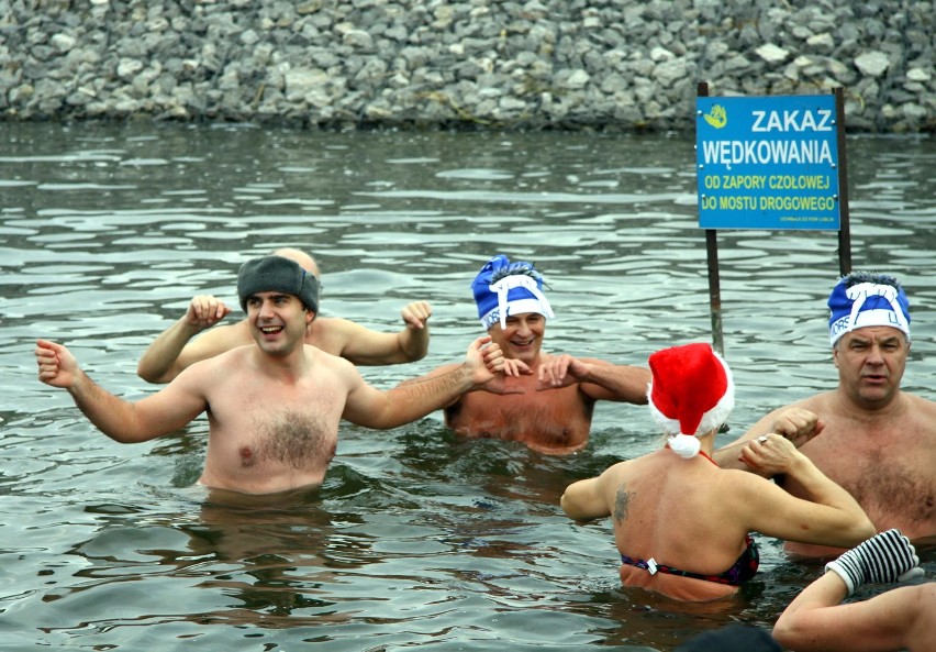 Morsy w Lublinie. Świąteczna kąpiel przy tamie na Zalewie Zemborzyckim (ZDJĘCIA)