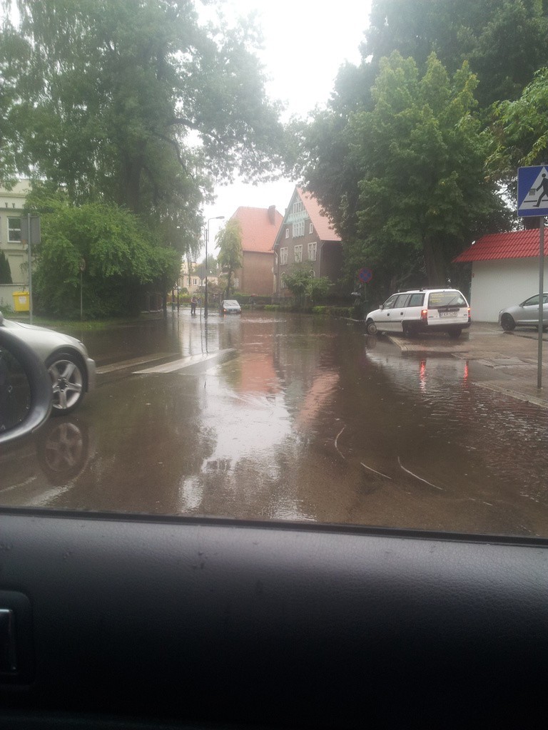 Ulice Sulechowa po ulewie zamieniły się w rzeki (wideo, zdjęcia)