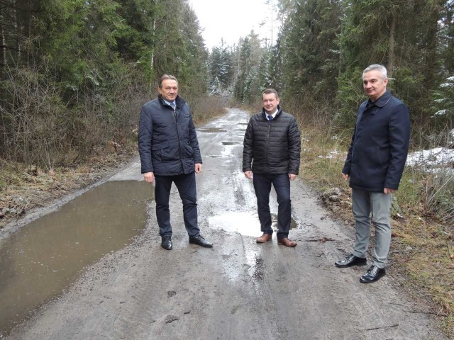 Droga powiatowa między Rogowicami w gminie Mniów a Długojowem w gminie Zagnańsk będzie udrożniona. Na zdjęciu starosta kielecki Mirosław Gębski, członek Zarządu Powiatu w Kielcach Cezary Majcher, wójt gminy Mniów Piotr Wilczak.