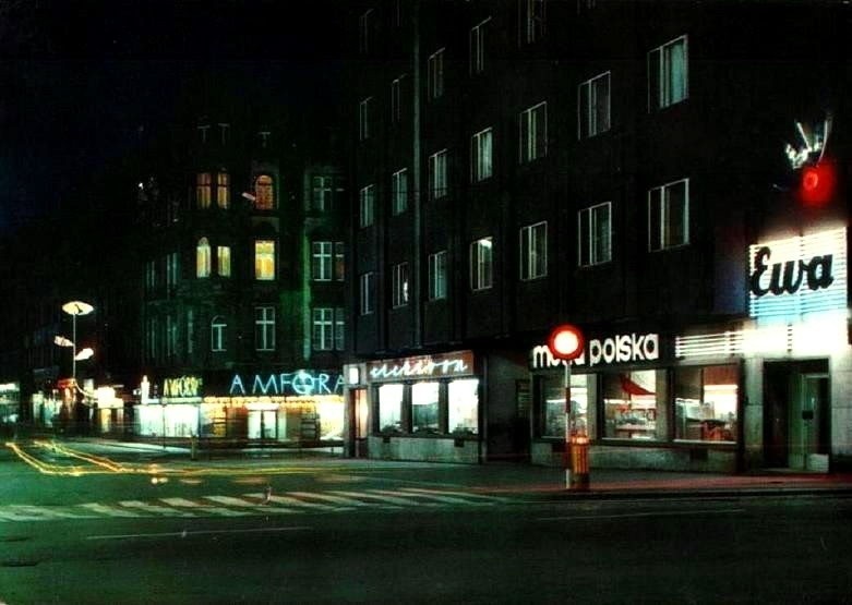 Nocne Katowice w PRL zachwycały. Kolorowe archiwalne zdjęcia pokazują setki neonów