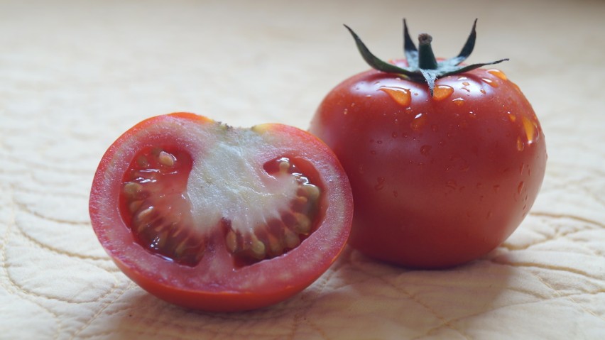 Pomidory zawierają sporo potasu, przez co mają działanie...