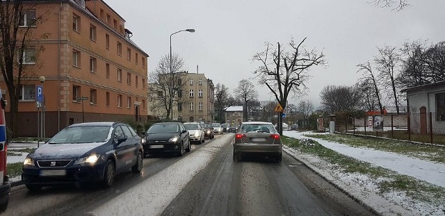 Zima zaskoczyła kierowców w Zielonej Górze. Ciężarówki mają problem, by pokonać podjazdy