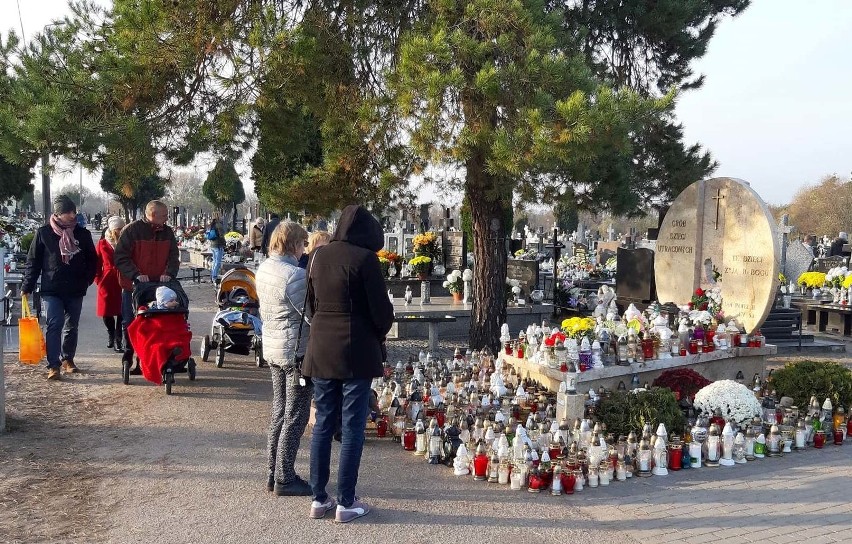 Wszystkich Świętych 2019. Cmentarz parafialny w Ostrołęce, 01.11.2019 [ZDJĘCIA]