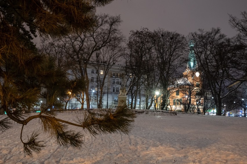 Migawki z zimowego Krakowa. Przyprószone śniegiem miasto wygląda bardzo romantycznie [ZDJĘCIA]