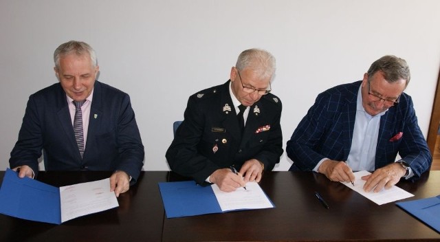 Ochotnicze Straże Pożarne w Wałdowie (gm. Miastko) i Niedarzynie (gm. Borzytuchom) otrzymają dotacje z powiatu bytowskiego na zakup samochodów strażackich. Właśnie podpisano umowy.