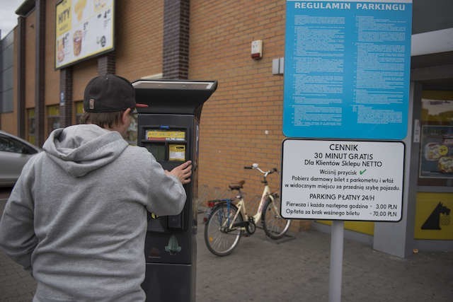 Przy „Netto” stanął parkometr, co zdecydowało rozładowało parking. Na toruńskiej starówce bywa różnie.