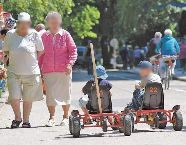 - Mieszkaniec Ustki skarży się na turystów, którzy pomimo zakazów wjeżdżają do parku przy ul. Chopina, a przy tym niszczą trawniki.