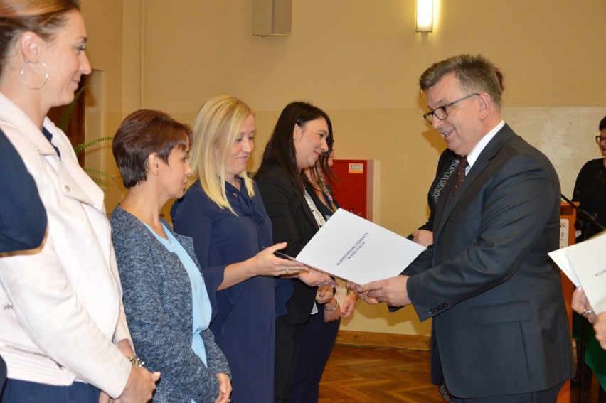 Pedagodzy z powiatu sandomierskiego odebrali awanse zawodowe na stopień nauczyciela dyplomowanego [ZDJĘCIA]