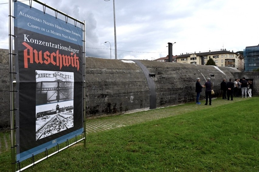 Wystawa o Auschwitz w Guernice. Ekspozycja pokazuje historię niemieckiego obozu, terror okupanta w Polsce i genezę nazizmu  [ZDJĘCIA]