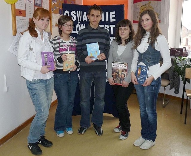 Laureaci konkursu. Od lewej: Weronika Tomczyk, Emilia Cybula, Filip Szczygieł, Magdalena Surowiec i Aleksandra Piechota.