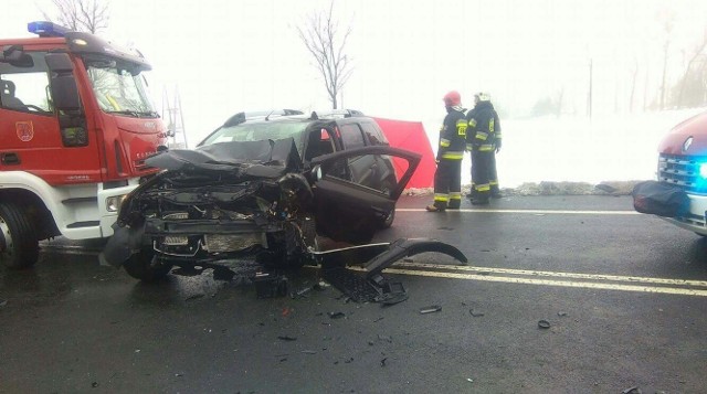 Do wypadku doszło w  Czartkowie w powiecie kołobrzeskim.Z ustaleń policyjnych wiadomo, że doszło do zderzenia dwóch samochodów - vw golfa i dacii duster. W wypadku zginęły dwie osoby jadące vw, dwie osoby z dacii zostały zabrane do szpitala - jedna do Gryfic, druga do Kołobrzegu. - Na miejscu jest policja, grupa dochodzeniowo - śledcza, prokurator. Badamy przyczyny wypadku, organizujemy objazdy - usłyszeliśmy od dyżurnego komendy w Kołobrzegu. Aktualizacja, godz. 14:50: Jak się dowiadujemy, ofiary śmiertelne porannego wypadku między Rzesznikowem a Czartkowem (gm. Rymań) zginęły dwie kobiety (w tym 51- letnia kierująca) jadące samochodem marki Volkswagem. Obie były mieszkankami Kołobrzegu.  Towarzyszący im mężczyzna jest ranny, po udzieleniu pierwszej pomocy, trafił do szpitala w Kołobrzegu. Jadący dacią duster mężczyzna został przewieziony do szpitala w Gryficach. Przypomnijmy, do tego wypadku doszło w sobotę przed godz. 9. VW i dacia zderzyły się czołowo. Policja ustala przyczyny wypadku.Zobacz także: Wypadek na krajowej "6" pod Kołobrzegiem. Audi uderzyło w drzewo