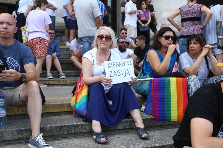 Protest w obronie LGBT pod Pałacem Kultury w Warszawie