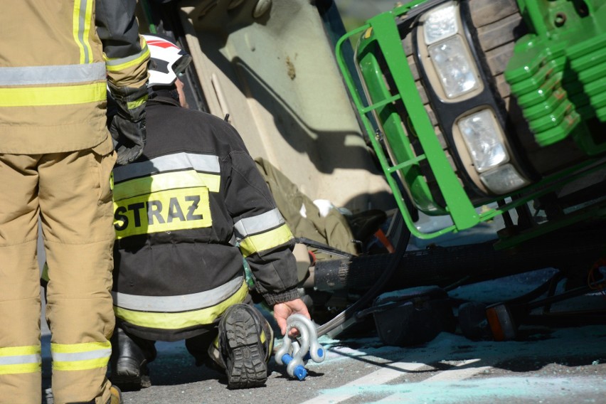 Ciągnik rolniczy przewrócił się w Radzyniu Chełmińskim [zdjęcia]