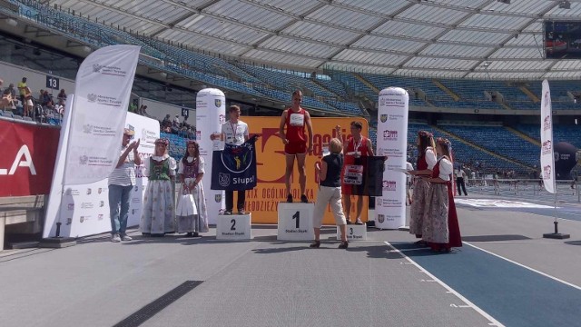 (17-letni Wiktor Proć z TS Startu Lublin na najwyższym stopniu podium po zakończonym konkursie trójskoku w mistrzostwach Polski U18 w lekkiej atletyce. Lublinianin na Stadionie Śląskim w Chorzowie został mistrzem kraju, ustanawiając wynikiem 14,37 m swój nowy rekord życiowy)