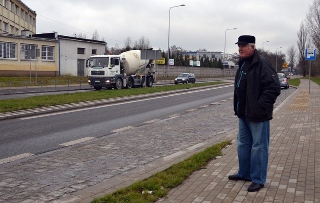 – Takie pęknięcia pojawiły się na moich ścianach od września, czyli od momentu, jak zwiększył się ruch na ul. Demokratycznej – mówi Krzysztof Wodnicki.