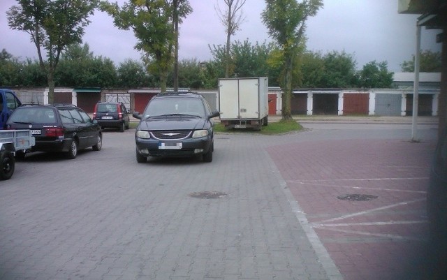 Kobieta kierowca zatarasowała wyjazd  parkingu przy Biedronce w Bielsku Podlaskim