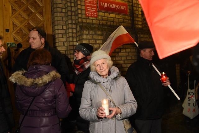 W Toruniu, podobnie jak w wielu miastach województwa kujawsko-pomorskiego odbywają się dziś manifestacje, w większości organizowane przez KOD, "przeciwko łamaniu zasady trójpodziału władzy i praw obywatelskich przez PiS a w szczególności przeciwko zmianom w ustawie o Sądzie Najwyższym, o Krajowej Radzie Sądownictwa i kodeksie wyborczym".- Nie jest nam obojętne, jak wygląda nasza Ojczyzna, jaka będzie Polska najbliższych miesięcy i lat. Wierzymy we wspólne wartości – wolność, równość, solidarność, na których oparta jest nasza Konstytucja. Chcemy żyć w Ojczyźnie, o której wiemy, że będzie ktoś, kto obroni każdego obywatela przed opresyjną władzą. Przyjdziemy i pokażemy nasz sprzeciw, nasz brak zgodny na zmianę Konstytucji, na autorytarne rządy, na opresyjne państwo, na wychodzenie z Unii Europejskiej, na partyjne sądy - czytamy w komunikacie regionalnych struktur KOD.Toruńska manifestacja odbyła się pod siedzibą Sądu Okręgowego przy ulicy Piekary. Kolejne demonstracje zaplanowane są na 6-8 grudnia na godzinę 19.Polecamy!Znasz przysłowia i powiedzenia? Sprawdź się!;nf Gwara toruńska. Czy znasz znaczenie tych słów?;nfCzy nadajesz się na słuchacza Radia Maryja? [SZYBKI QUIZ] ;nf10 trudnych wyrazów. Sprawdź, czy dobrze znasz polską ortografię! ;nf