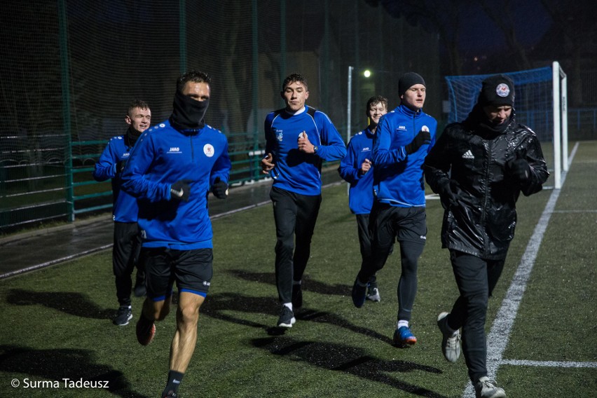 Piłkarze Błękitnych Stargard trenują na stadionie przy ulicy...