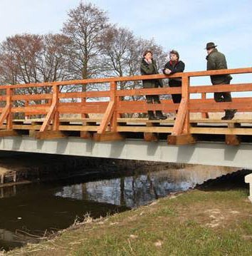 Jeden z odbudowanych mostów na kanale Broda-Osieki.